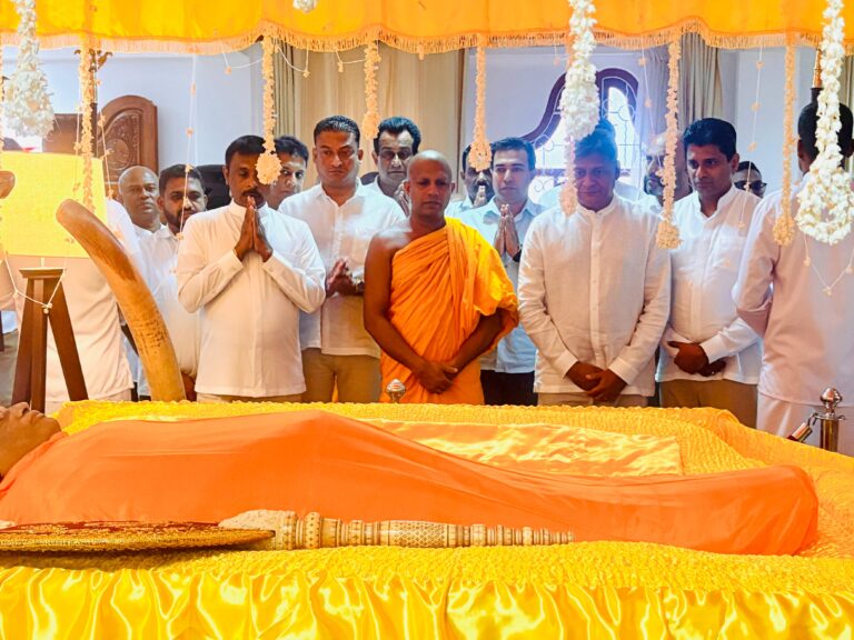 දිලිත්” අස්ගිරි මහා විහාර පාර්ශවයේ අනුනායක, අති පූජ්‍ය ආනමඩුවේ ශ්‍රී ධම්මදස්සි නා හිමිපාණන් වහන්සේට අවසන් ගෞරව දක්වයි .