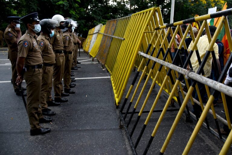 ලංවිම ප්‍රධාන කාර්යාලය ඉදිරිපිට උද්ඝෝෂණයක්..