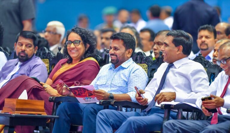 විෂ මත්ද්‍රව්‍ය උවදුර පරදන ‘රටම එකට’ ජාතික මෙහෙයුම සමාරම්භක අවස්ථාවට අද (30) පෙරවරුවේ කොළඹ සුගතදාස ගෘහස්ථ ක්‍රීඩාංගණයේදී.