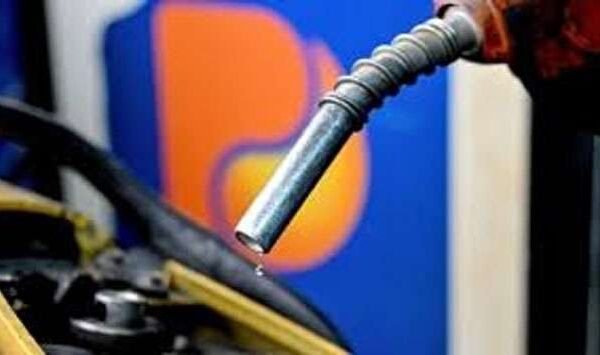 අද (21) මධ්‍යම රාත්‍රියේ සිට ක්‍රියාත්මක වන පරිදි ඉන්ධන මිල ඉහළට.&nbsp;